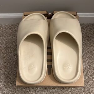 Yeezy Slides ‘Bone’